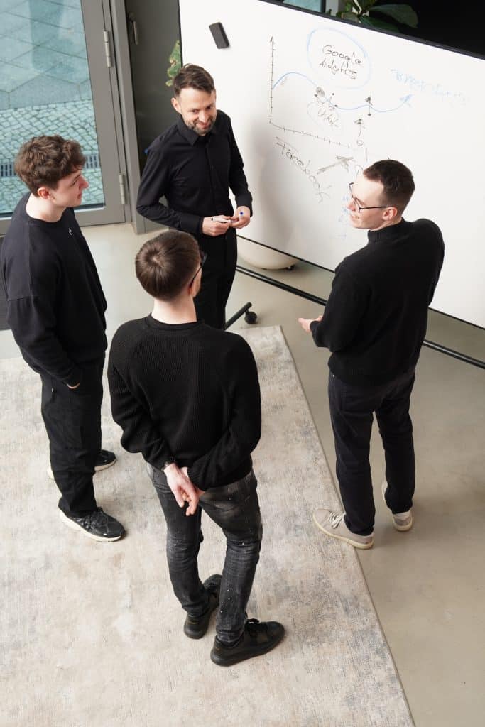 Sascha Döschner, Enzo Minkoley und Team Sprechen über Conversion-Rate-Optimierung für eine Internetpräsenz