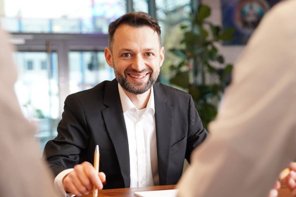 Sascha Döschner von BYTEFOREST spricht über ein Webdesign und AIO bzw. GEO Kundenprojekt