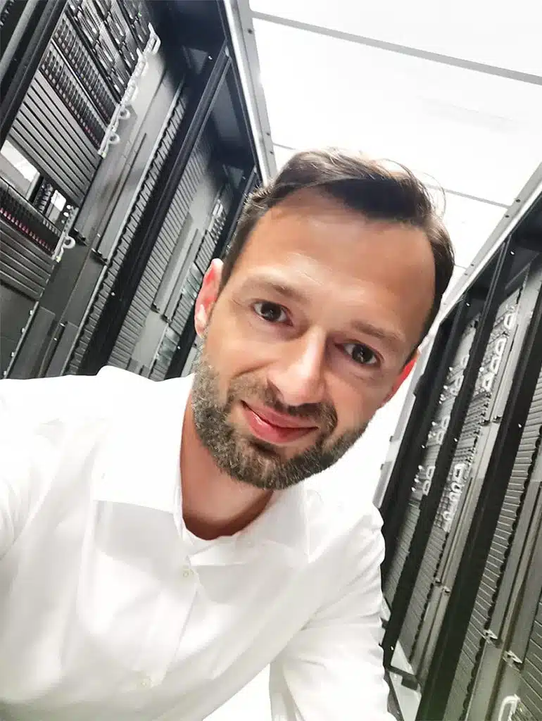 Sascha Döschner im Serverraum eines großen Datacenters in Deutschland