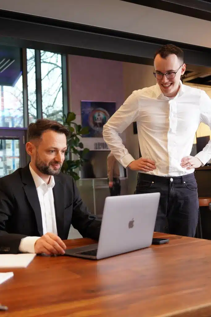 Sascha Döschner und Enzo Minkoley sprechen über ein Webprojekt