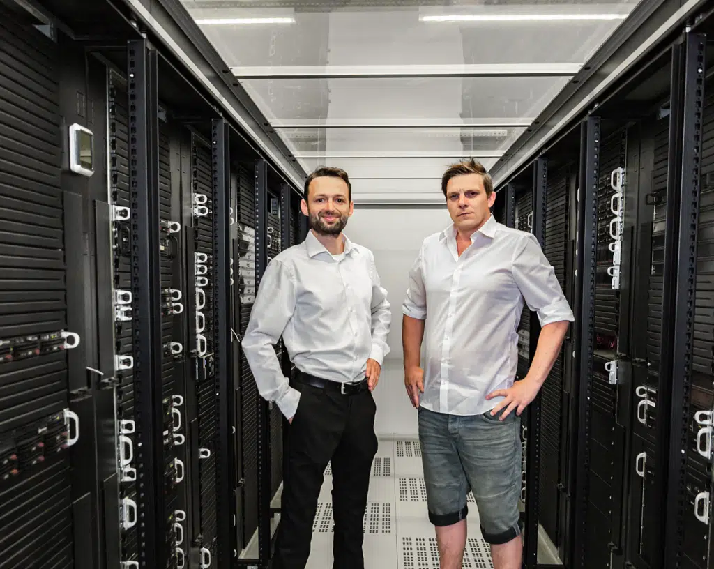 Sascha Döschner im Serverraum KI-Unternehmen BYTEFOREST