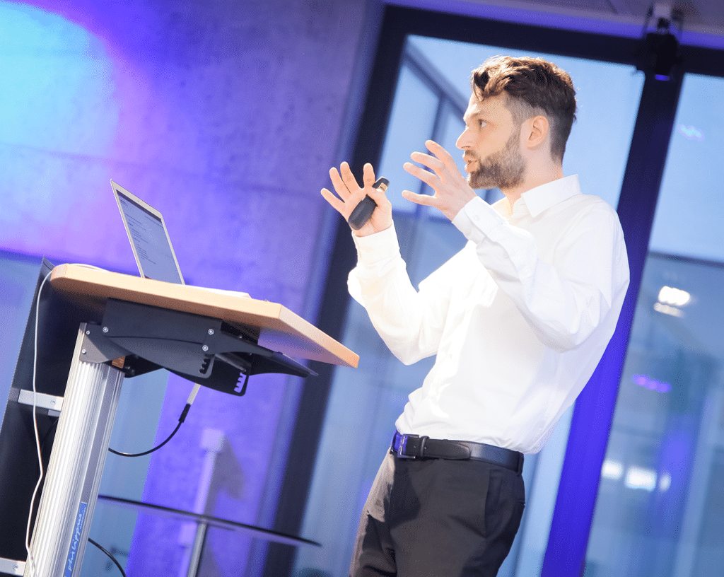 Sascha Döschner von BYTEFOREST hält einen Vortrag über Webdesign und Onlinemarketing.