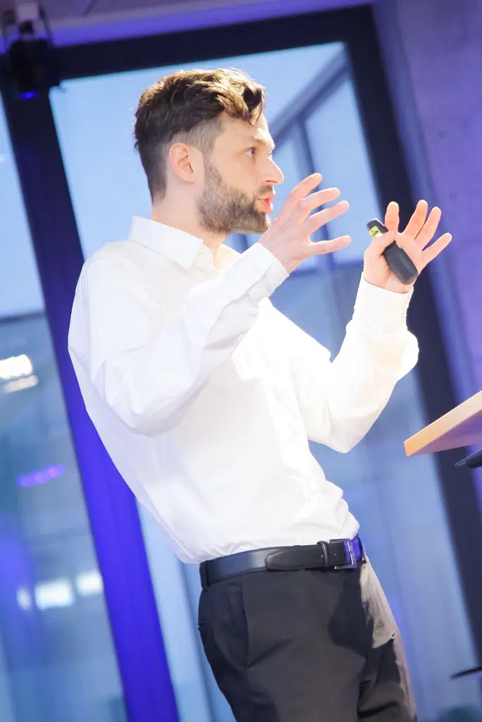 Sascha Döschner von BYTEFOREST hält einen Vortrag über Webdesign