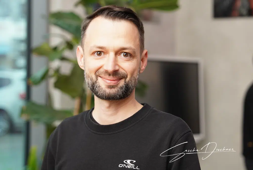 Sascha Döschner BYTEFOREST CEO - Experte für Webdesign, Webentwicklung und KI-Automatisierung