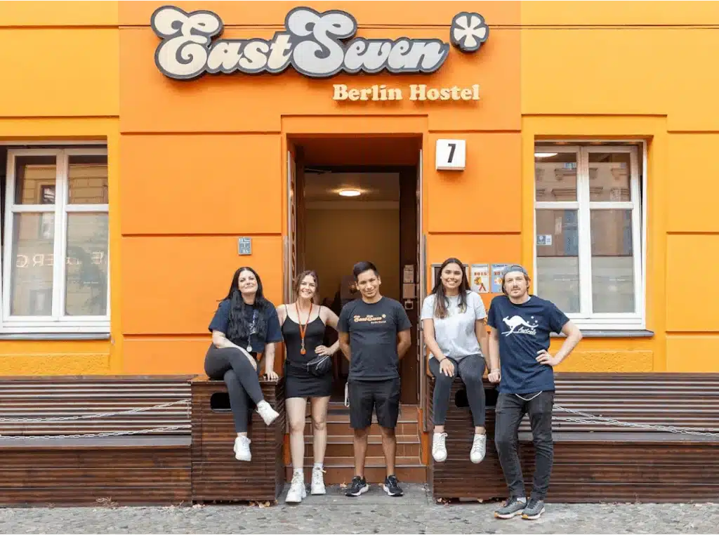 EastSeven Berlin Hostel im Prenzlauer Berg: Team vor dem orangefarbenen Eingang in der Schwedter Straße 7